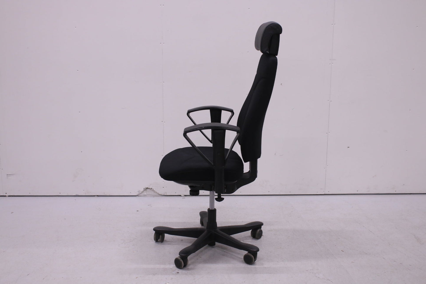 Kinnarps 8000 - työtuoli nahkaisella niskatuella, uudelleenverhoiltu musta - Suomen Kalustekeskus