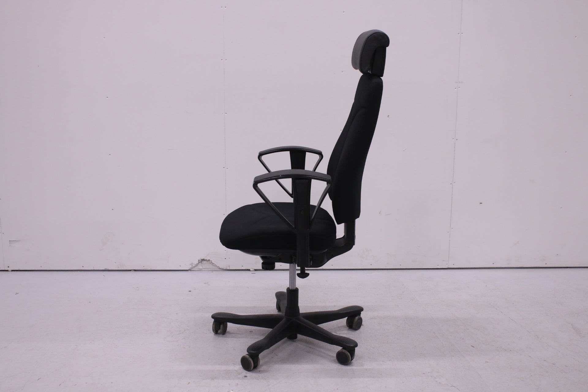 Kinnarps 8000 - työtuoli nahkaisella niskatuella, uudelleenverhoiltu musta - Suomen Kalustekeskus