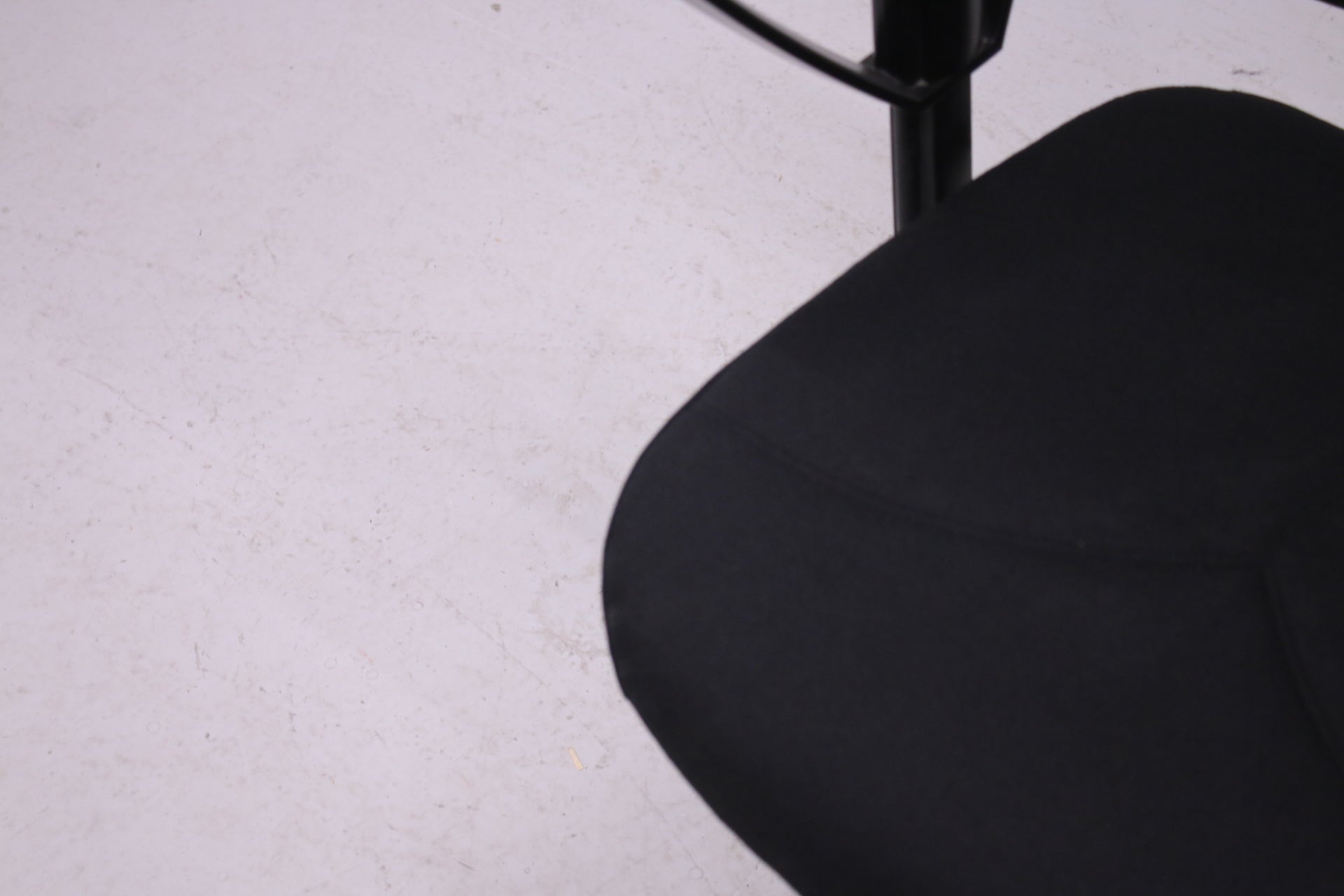 Kinnarps 8000 - työtuoli nahkaisella niskatuella, uudelleenverhoiltu musta - Suomen Kalustekeskus