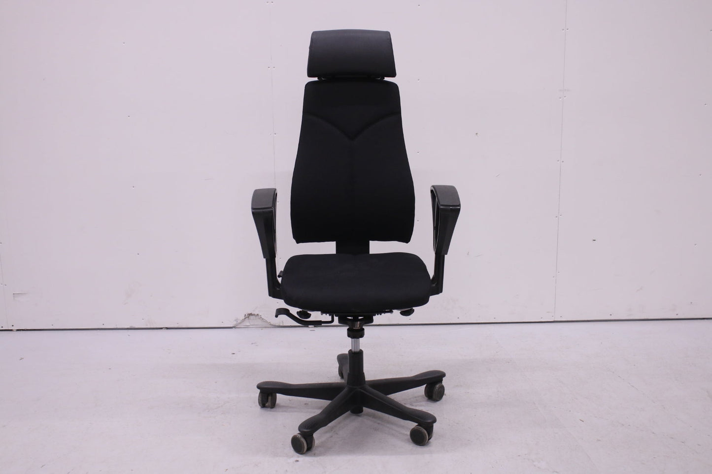 Kinnarps 8000 - työtuoli nahkaisella niskatuella, uudelleenverhoiltu musta - Suomen Kalustekeskus