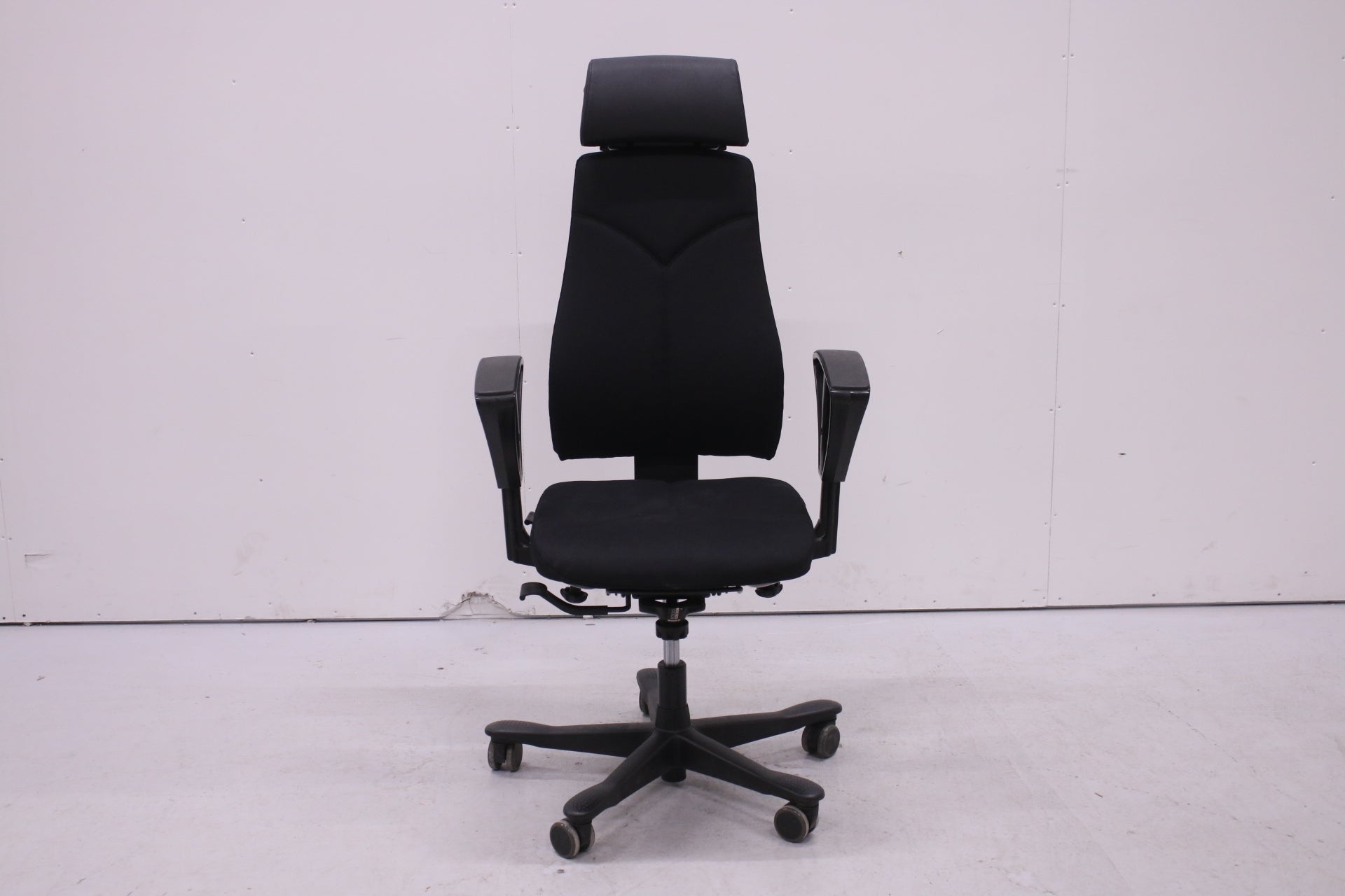 Kinnarps 8000 - työtuoli nahkaisella niskatuella, uudelleenverhoiltu musta - Suomen Kalustekeskus