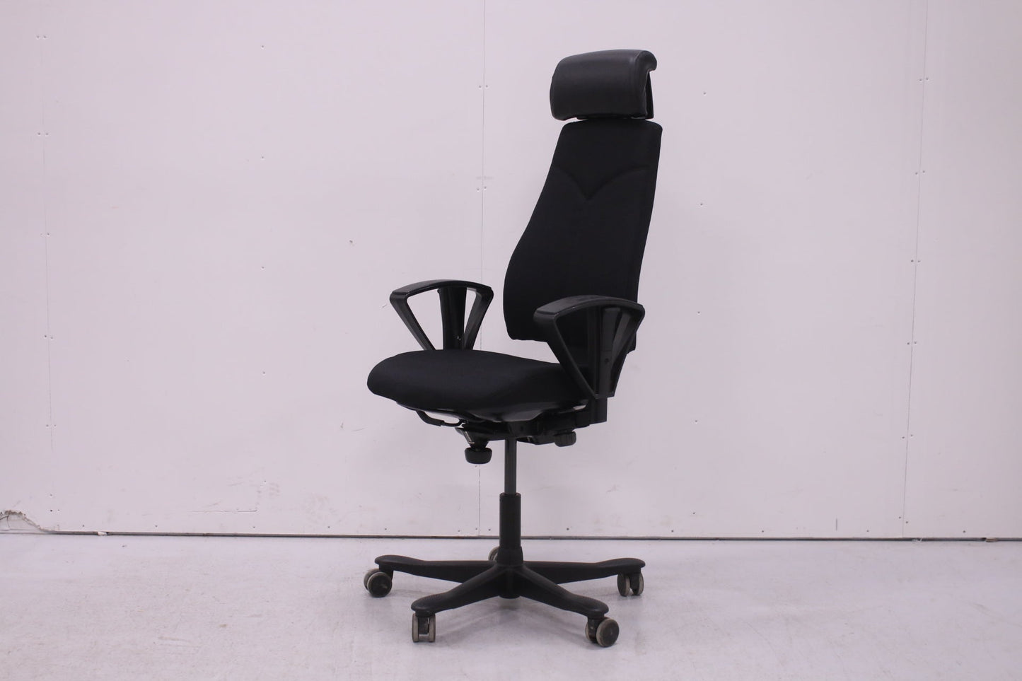 Kinnarps 8000 - työtuoli niskatuella - Suomen Kalustekeskus