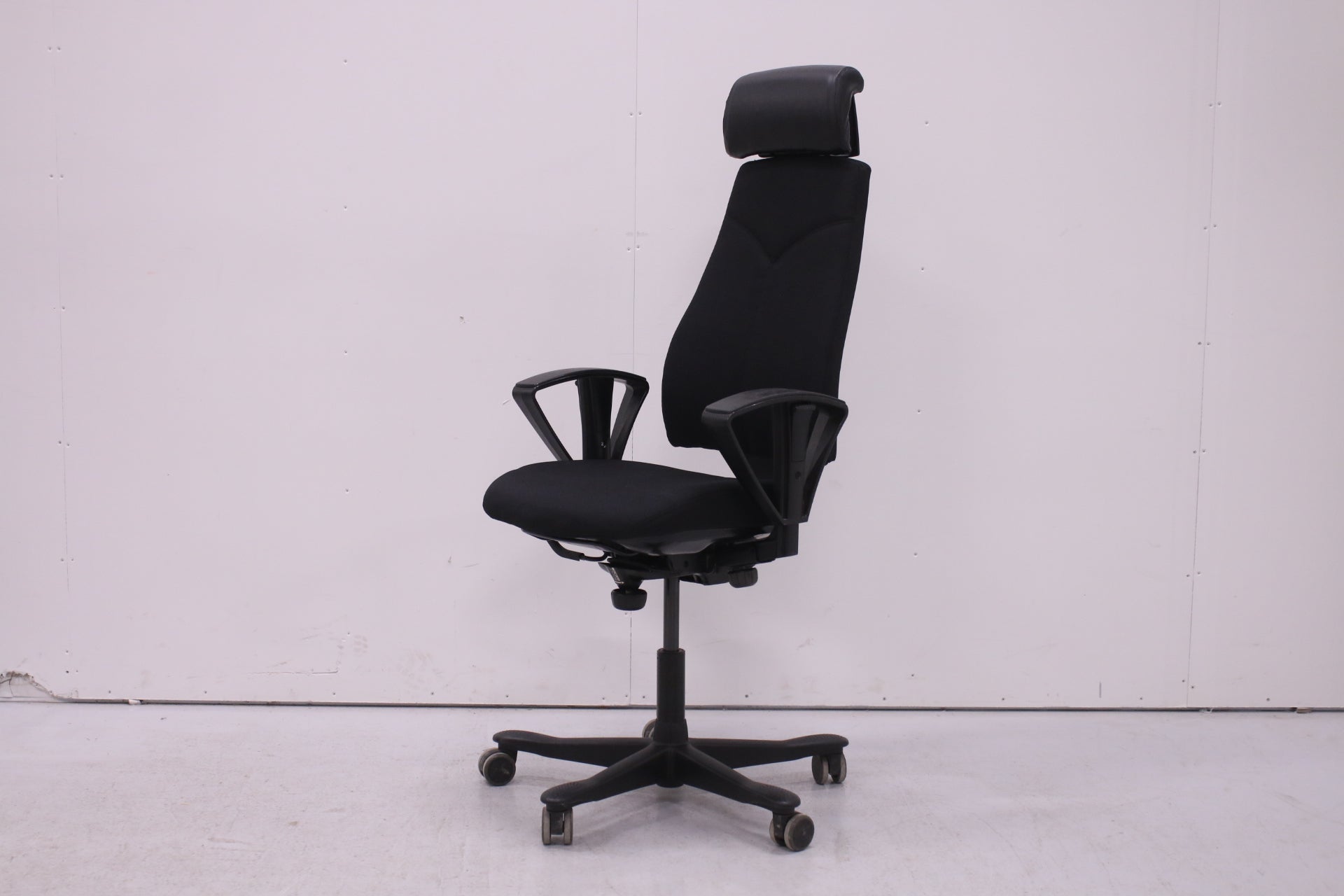 Kinnarps 8000 - työtuoli niskatuella - Suomen Kalustekeskus