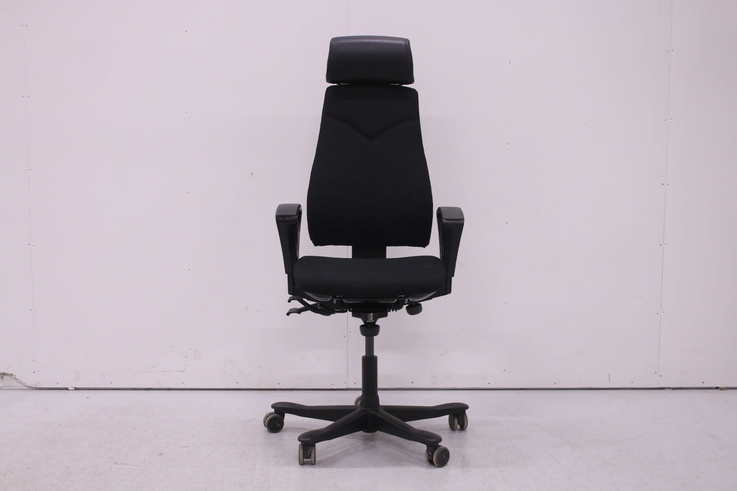 Kinnarps 8000 - työtuoli niskatuella - Suomen Kalustekeskus