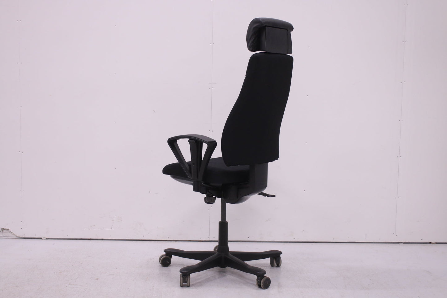 Kinnarps 8000 - työtuoli niskatuella - Suomen Kalustekeskus