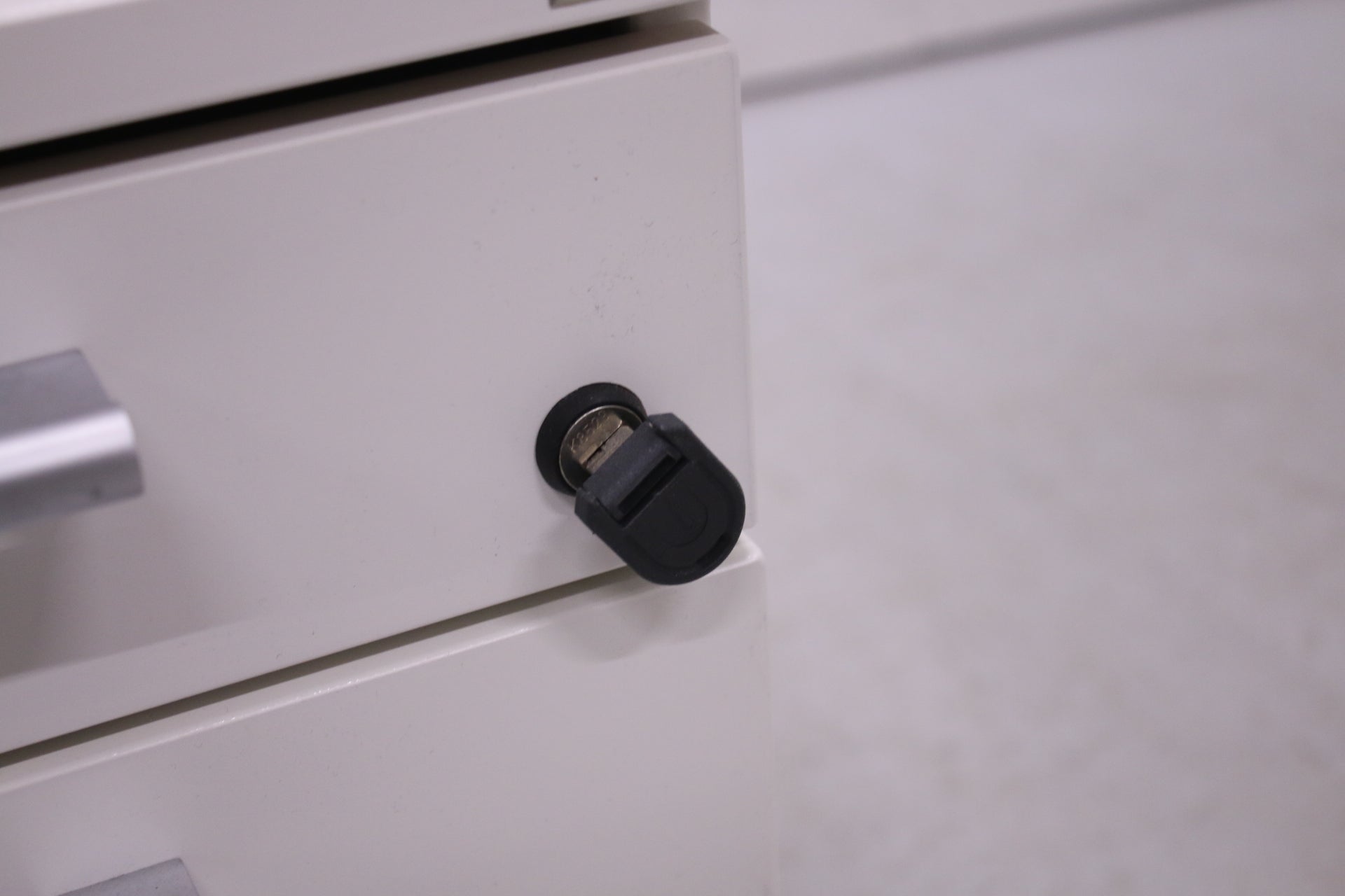 Kinnarps laatikosto kolmeosainen, valkoinen - Suomen Kalustekeskus