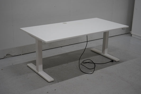 Kinnarps P - sarjan sähköpöytä, 160x80 valkoinen - Suomen Kalustekeskus