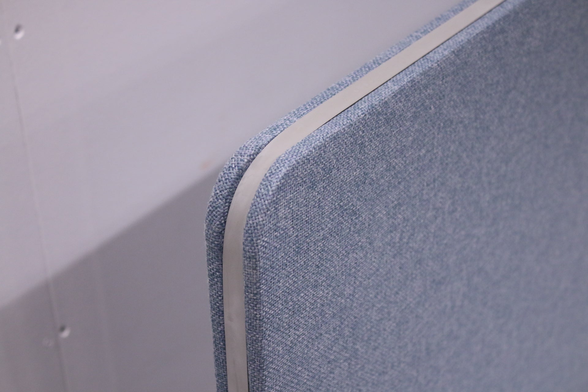 Lintex akustoiva pöytäsermi 120x70, ruuviton kiinnitys - Suomen Kalustekeskus
