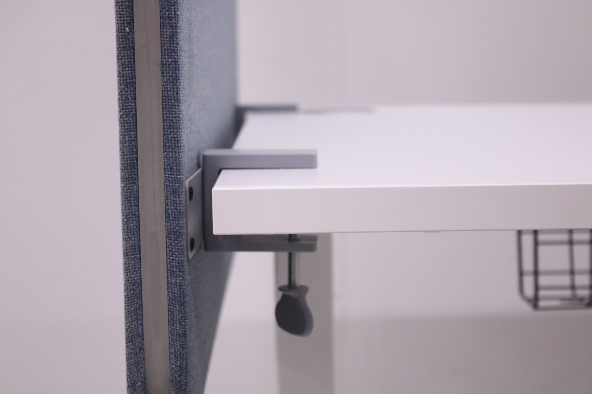 Lintex akustoiva pöytäsermi 80x70, ruuviton kiinnitys - Suomen Kalustekeskus