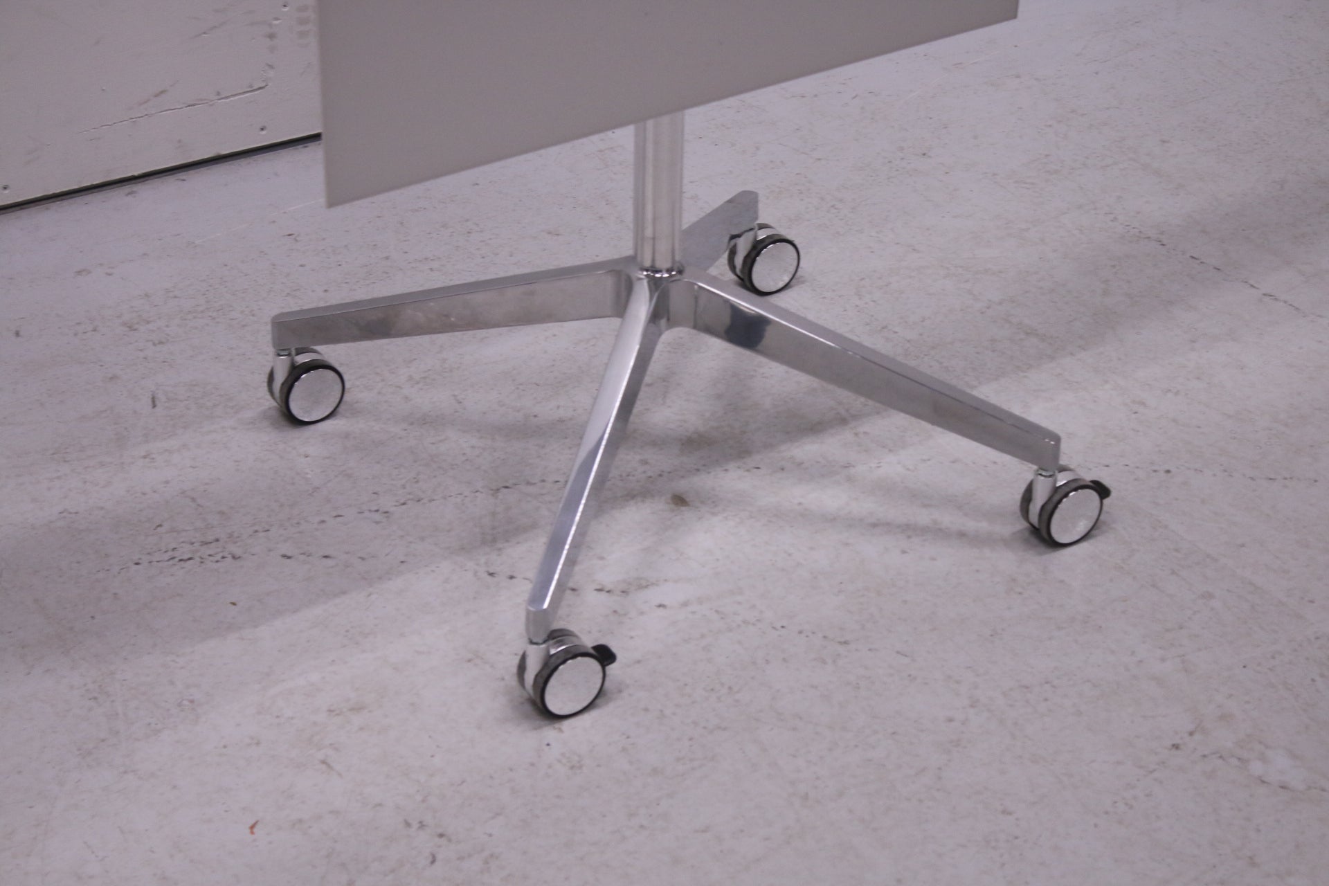 Lintex Mood - tussitaulu, pyörällinen - Suomen Kalustekeskus