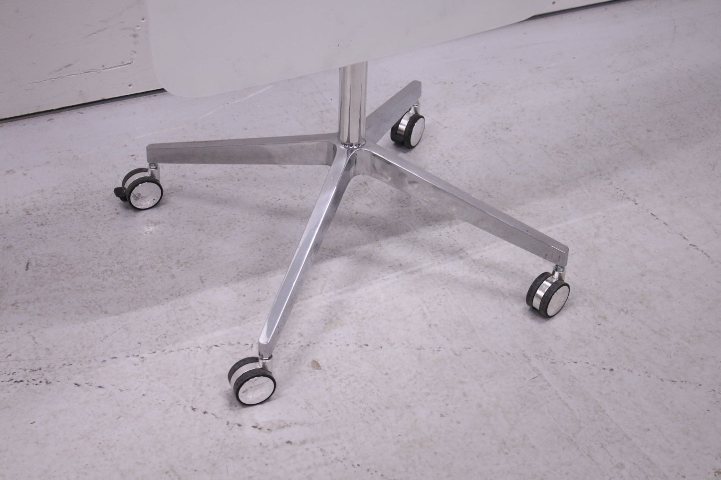 Lintex Mood - tussitaulu, pyörällinen - Suomen Kalustekeskus