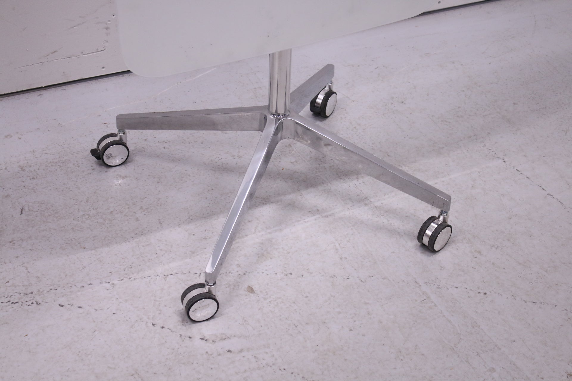 Lintex Mood - tussitaulu, pyörällinen - Suomen Kalustekeskus