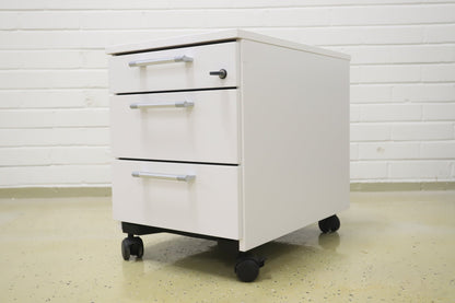 Lukittava kolmeosainen valkoinen laatikosto, harmaat kahvat - Suomen Kalustekeskus