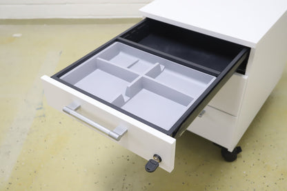 Lukittava kolmeosainen valkoinen laatikosto, harmaat kahvat - Suomen Kalustekeskus