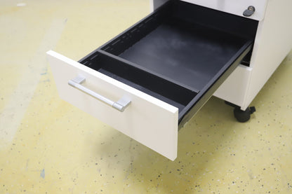 Lukittava kolmeosainen valkoinen laatikosto, harmaat kahvat - Suomen Kalustekeskus