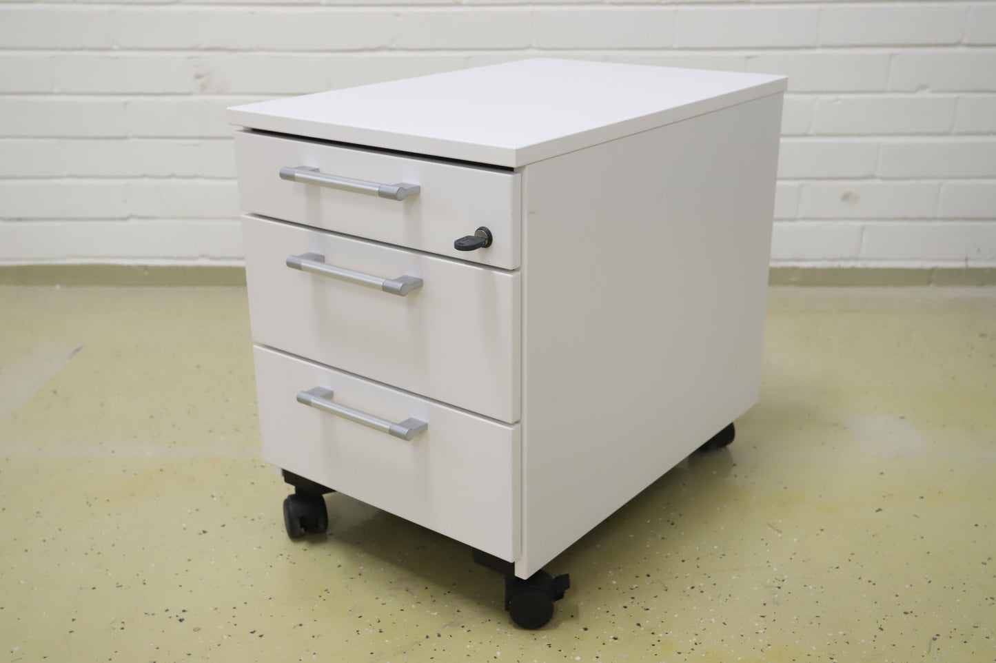 Lukittava kolmeosainen valkoinen laatikosto, harmaat kahvat - Suomen Kalustekeskus