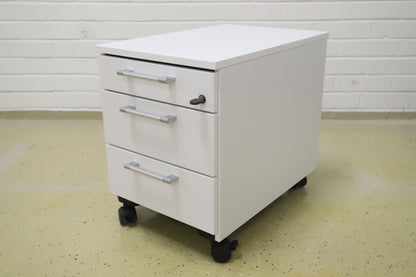 Lukittava kolmeosainen valkoinen laatikosto, harmaat kahvat - Suomen Kalustekeskus