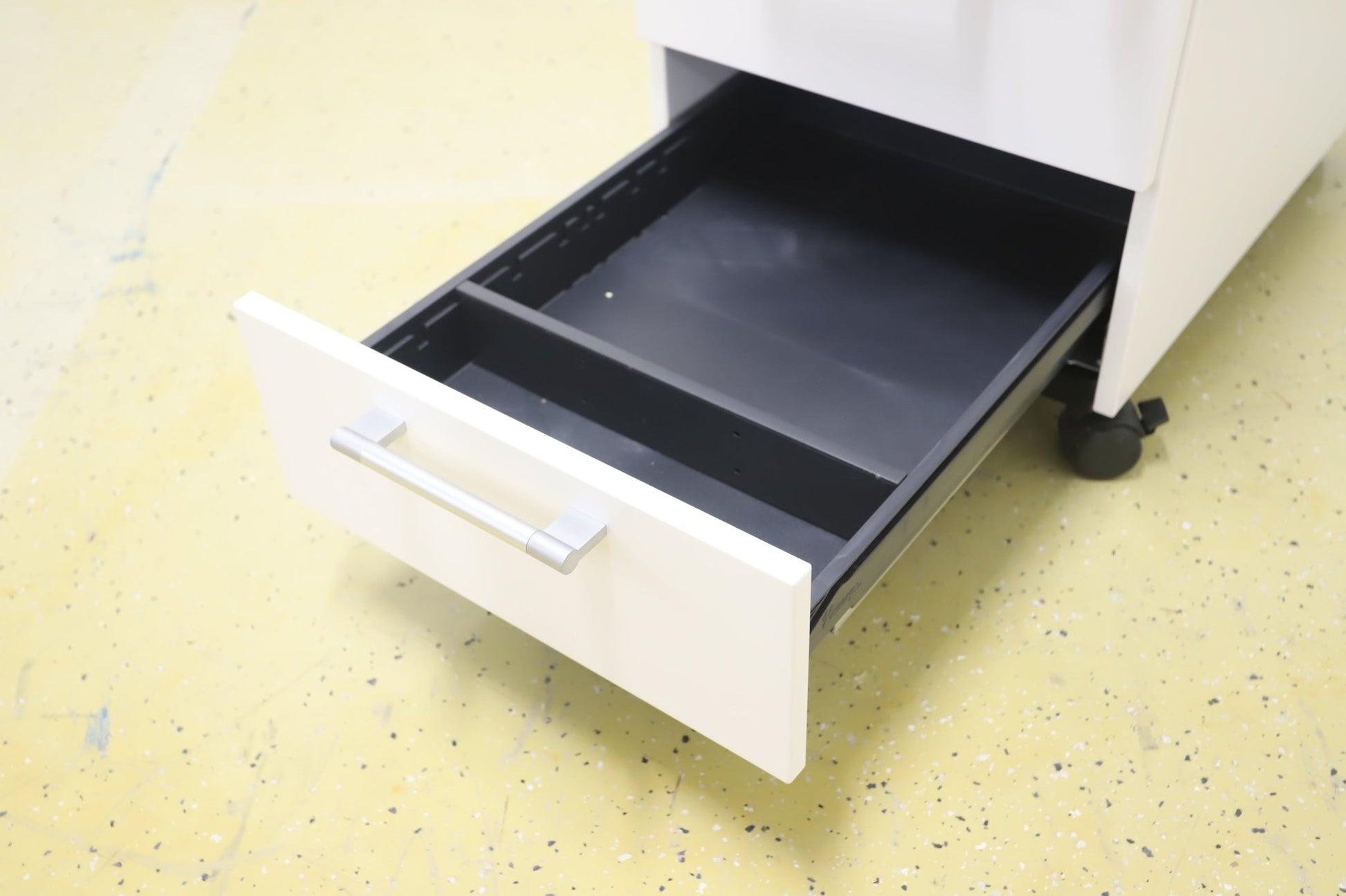 Lukittava kolmeosainen valkoinen laatikosto, harmaat kahvat - Suomen Kalustekeskus