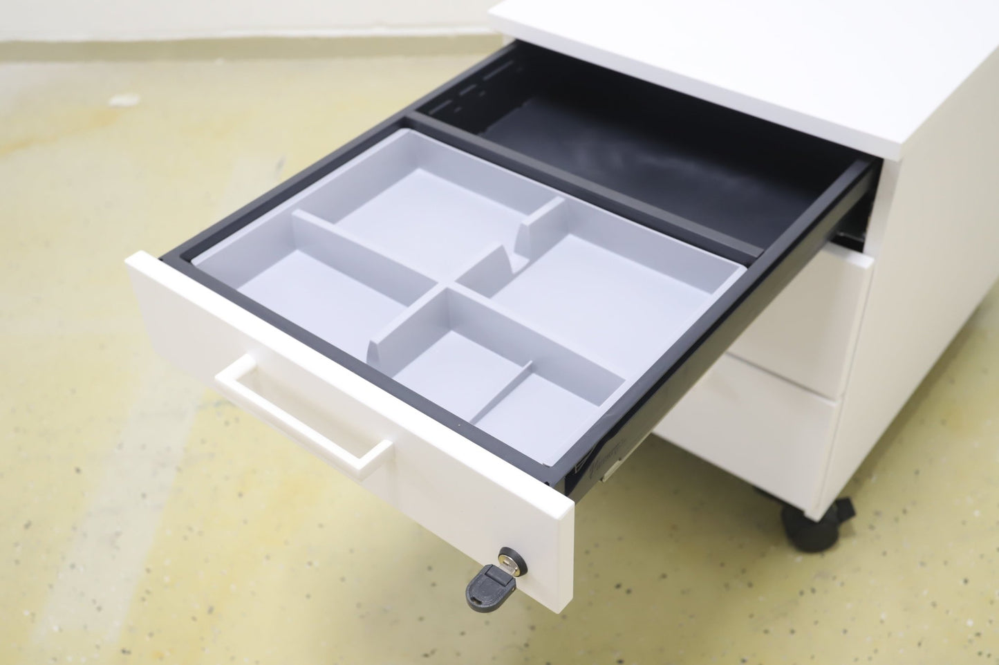 Lukittava kolmeosainen valkoinen laatikosto - Suomen Kalustekeskus