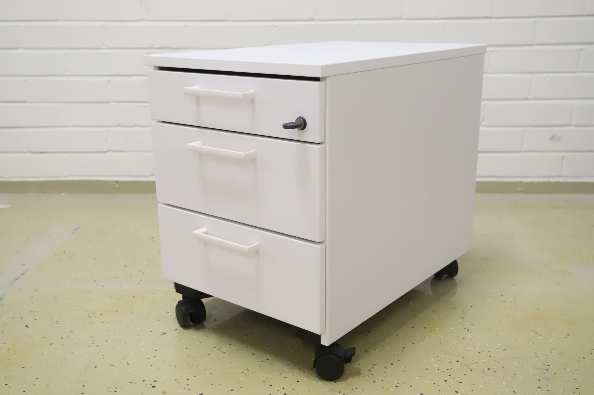 Lukittava kolmeosainen valkoinen laatikosto - Suomen Kalustekeskus