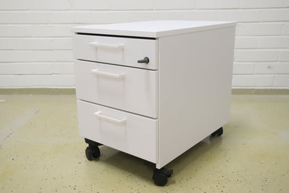 Lukittava kolmeosainen valkoinen laatikosto - Suomen Kalustekeskus