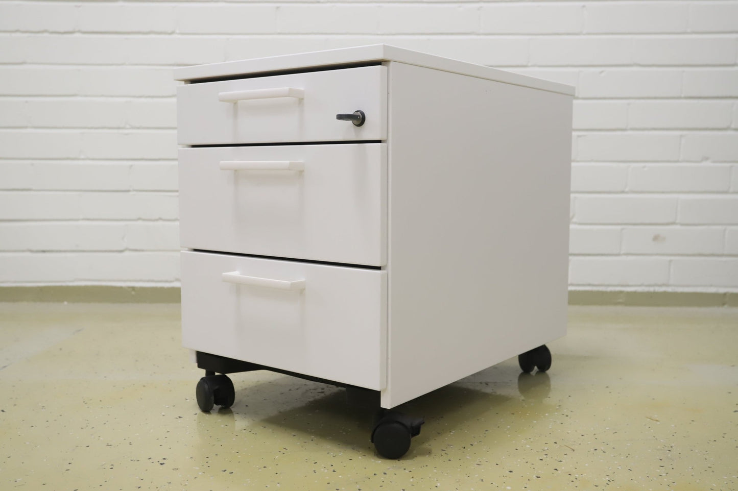 Lukittava kolmeosainen valkoinen laatikosto - Suomen Kalustekeskus