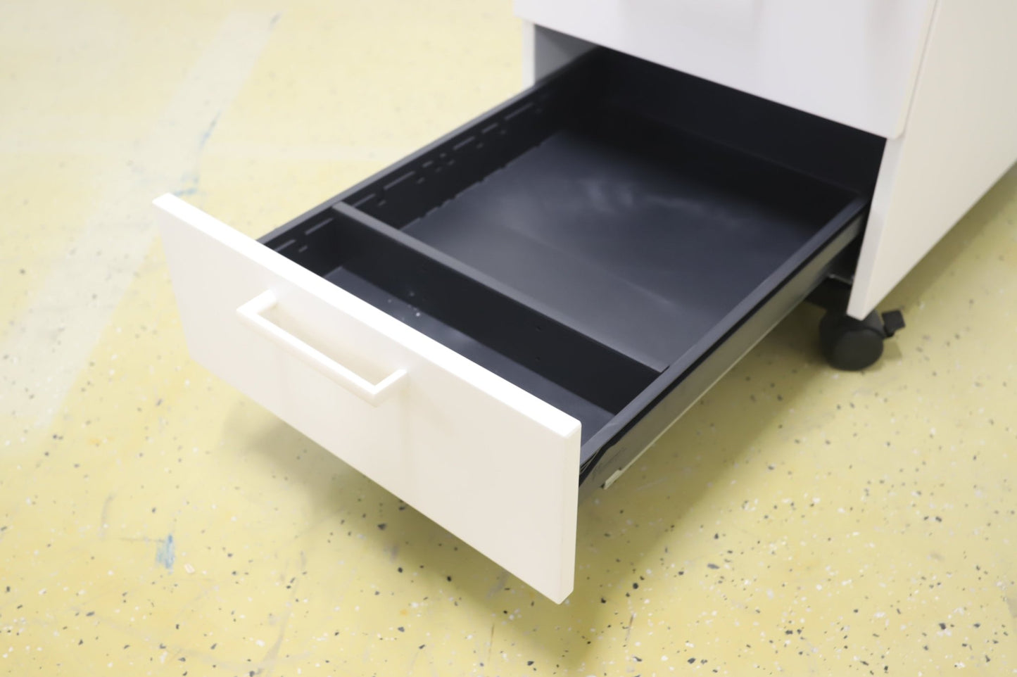 Lukittava kolmeosainen valkoinen laatikosto - Suomen Kalustekeskus