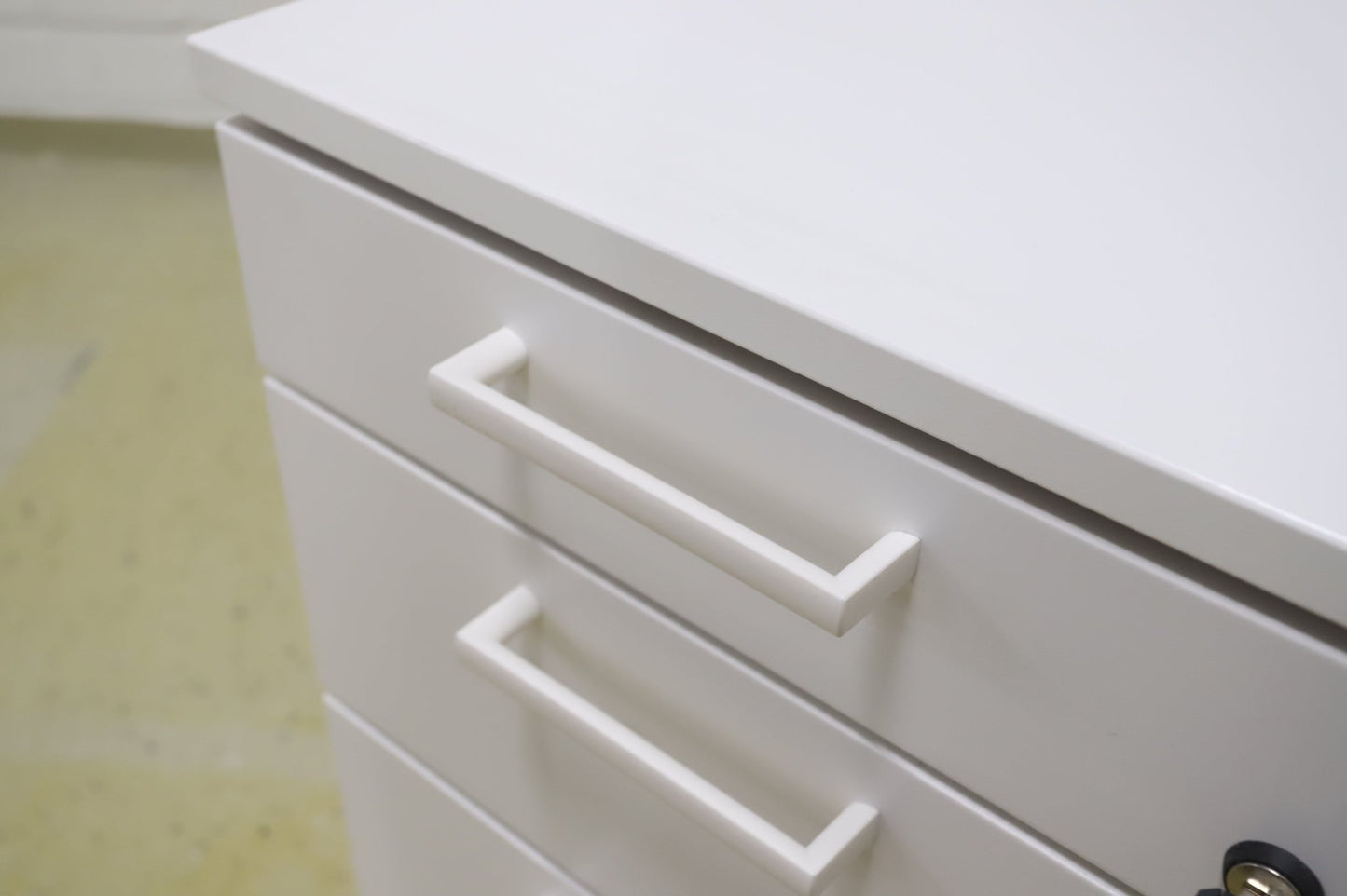 Lukittava kolmeosainen valkoinen laatikosto - Suomen Kalustekeskus