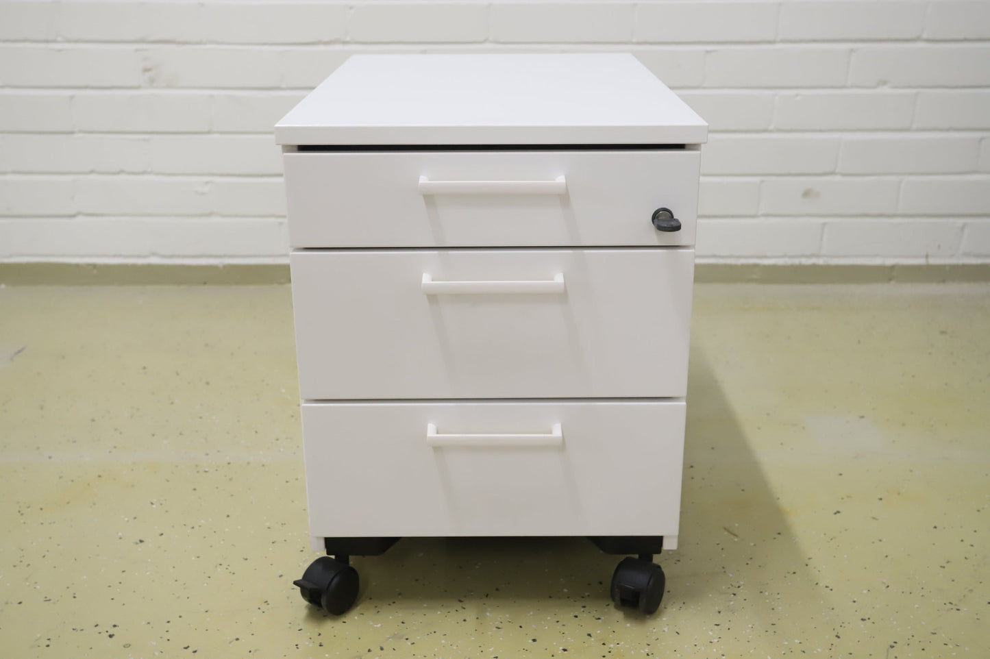 Lukittava kolmeosainen valkoinen laatikosto - Suomen Kalustekeskus