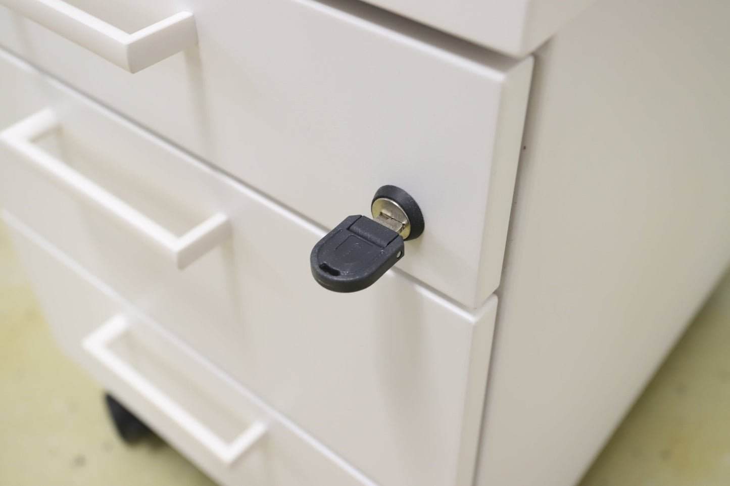 Lukittava kolmeosainen valkoinen laatikosto - Suomen Kalustekeskus