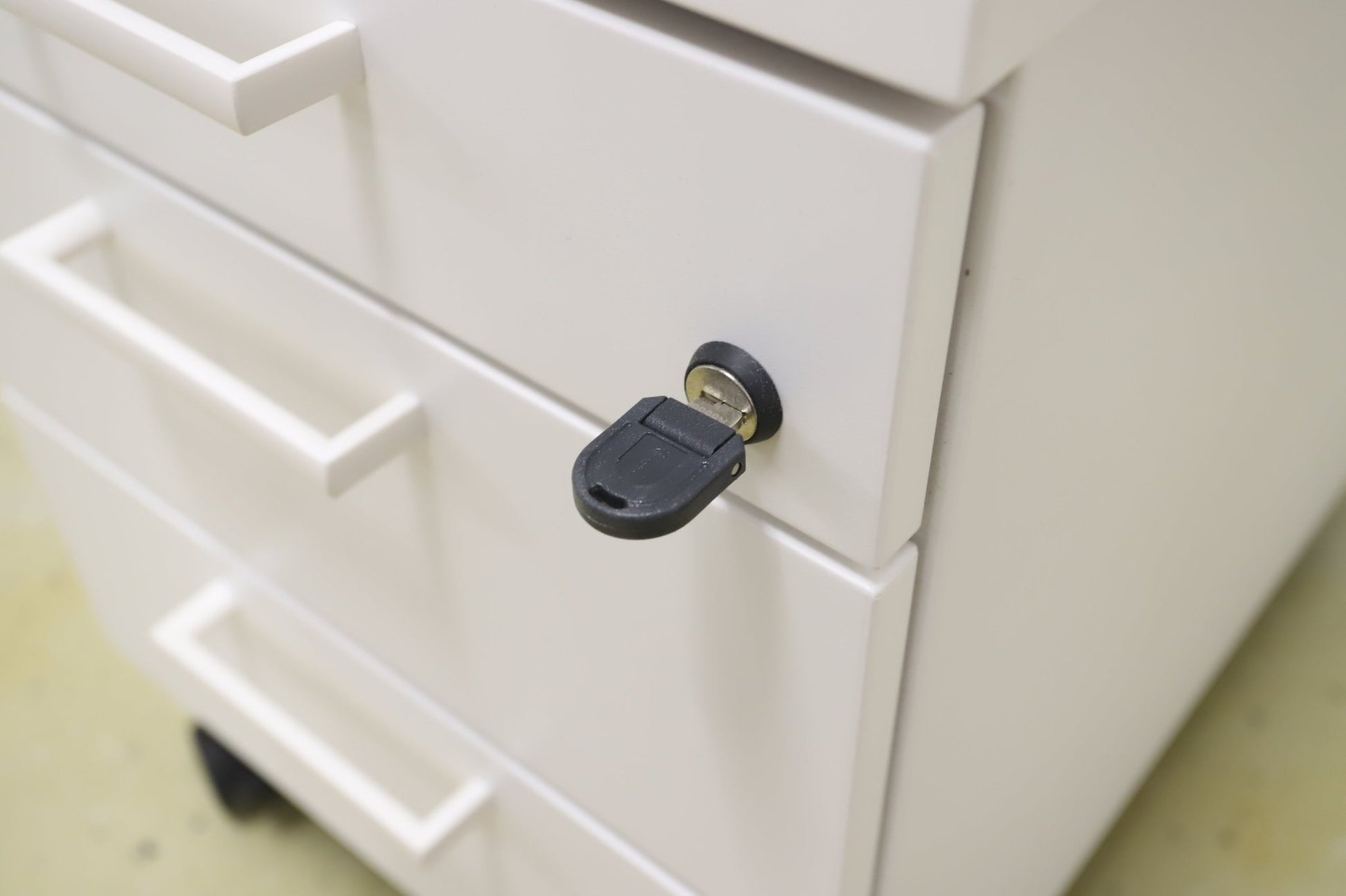 Lukittava kolmeosainen valkoinen laatikosto - Suomen Kalustekeskus