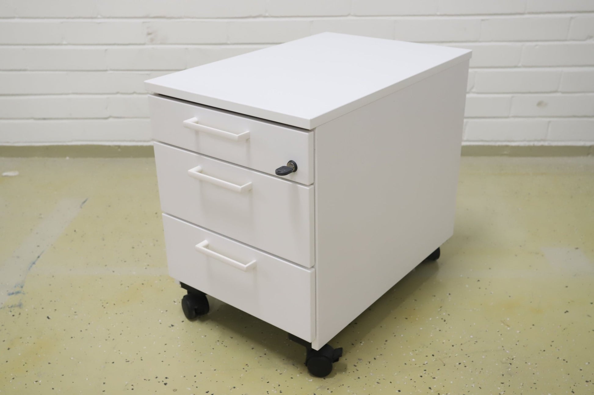 Lukittava kolmeosainen valkoinen laatikosto - Suomen Kalustekeskus