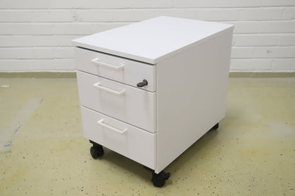 Lukittava kolmeosainen valkoinen laatikosto - Suomen Kalustekeskus