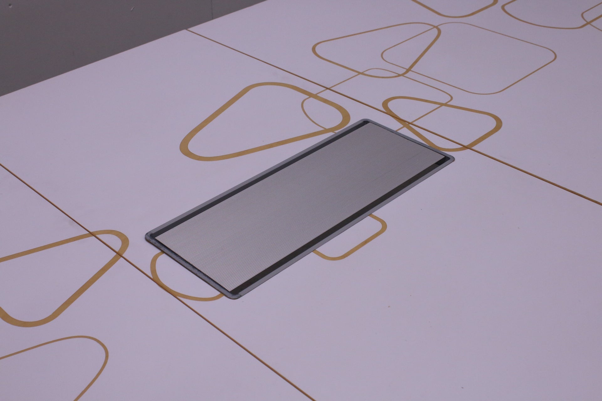 Martela Form neuvottelupöytä kuvioidulla kanne 300x140 - Suomen Kalustekeskus