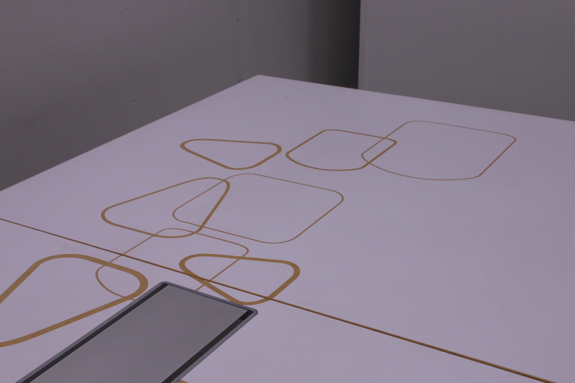 Martela Form neuvottelupöytä kuvioidulla kanne 300x140 - Suomen Kalustekeskus