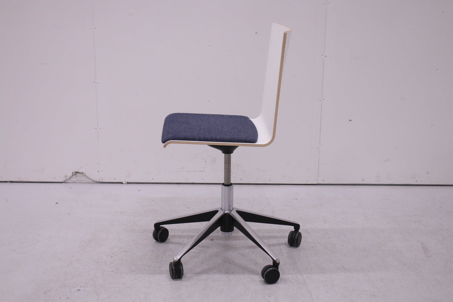 Martela Form - neuvottelutuoli pyörillä - Suomen Kalustekeskus