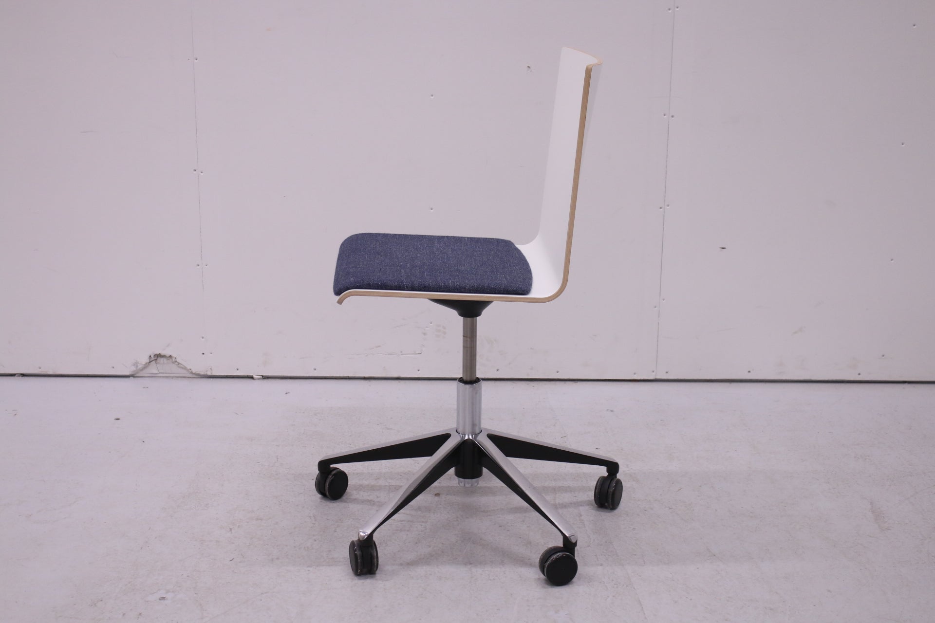 Martela Form - neuvottelutuoli pyörillä - Suomen Kalustekeskus