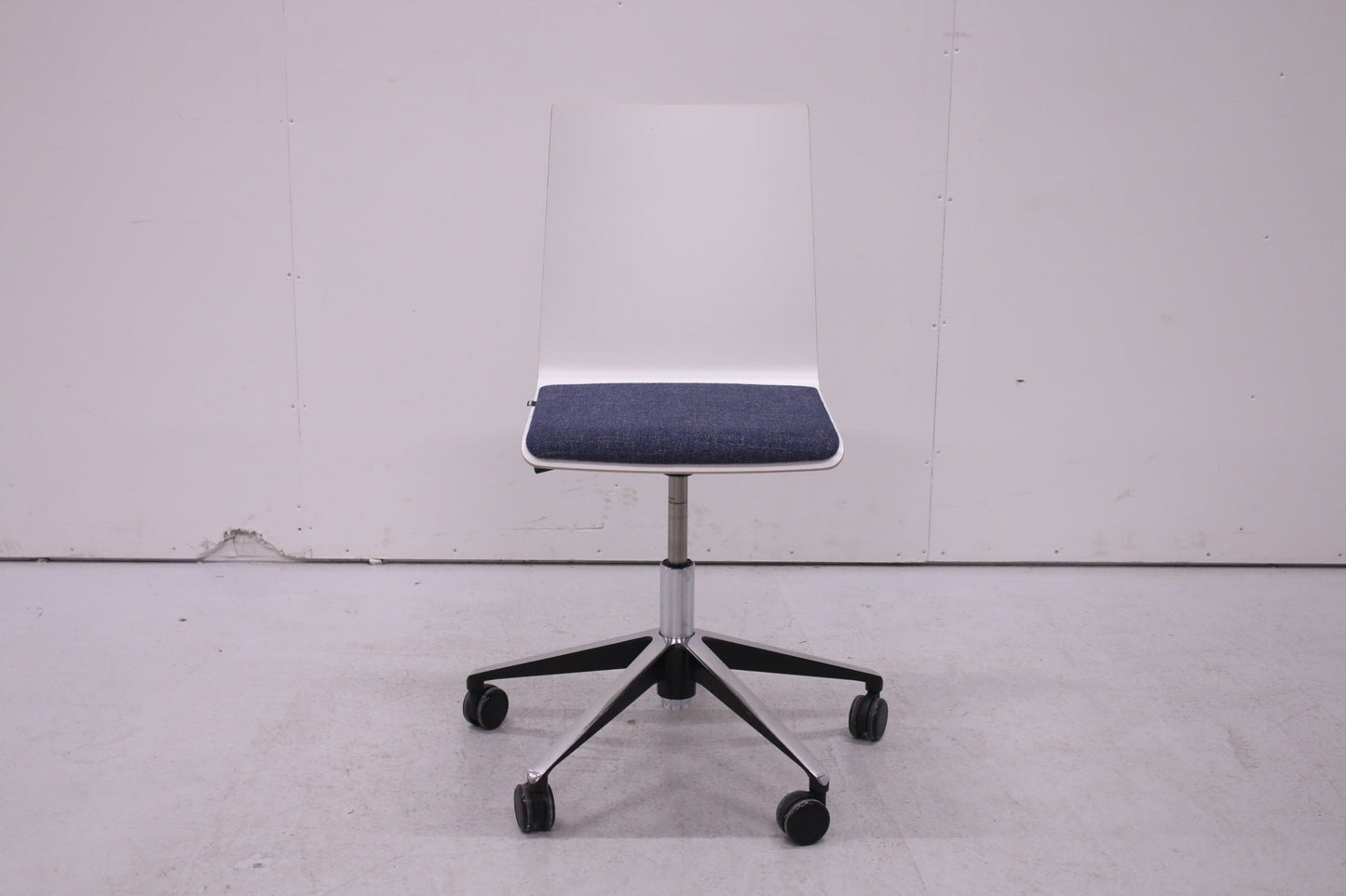 Martela Form - neuvottelutuoli pyörillä - Suomen Kalustekeskus