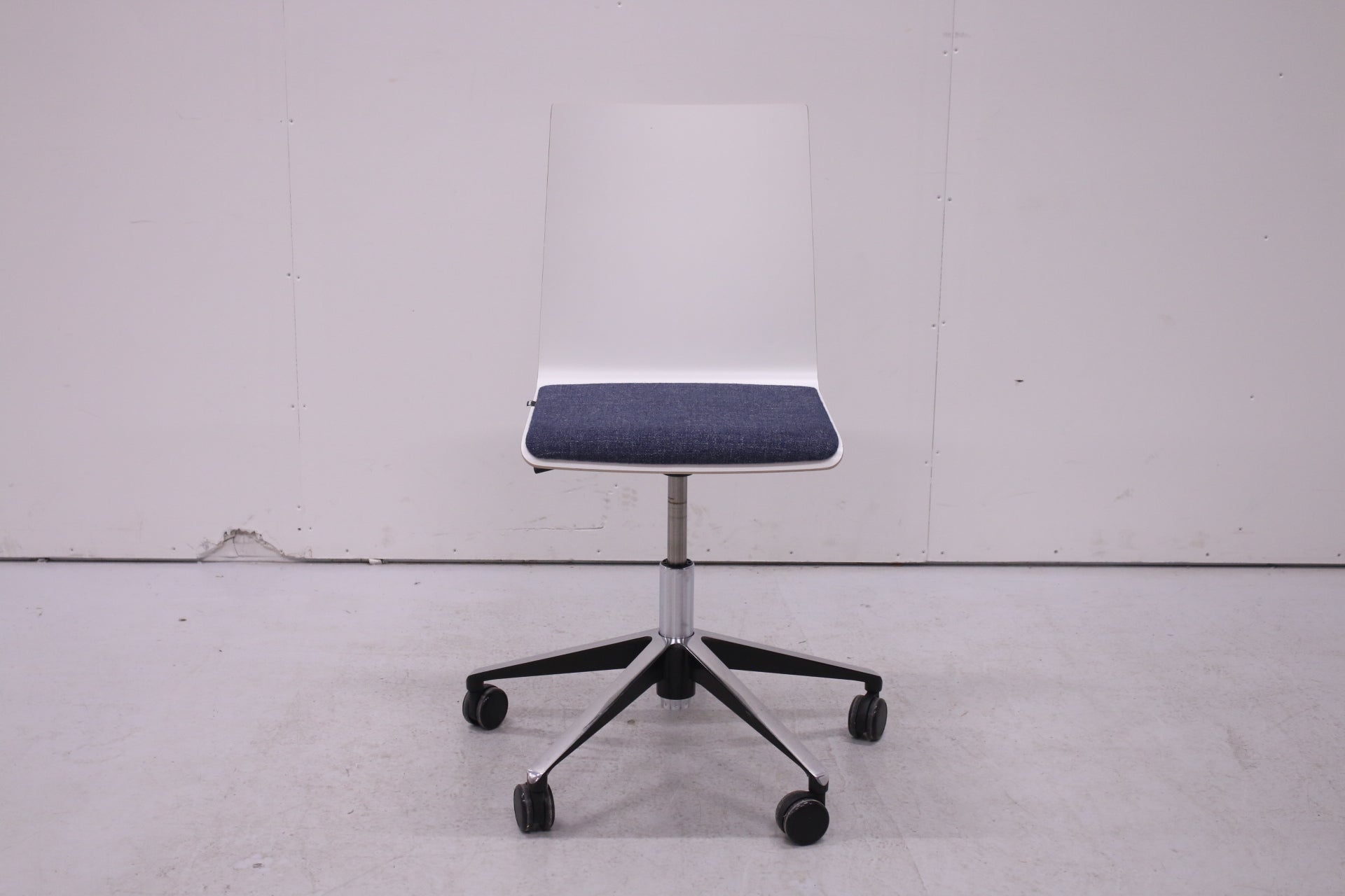 Martela Form - neuvottelutuoli pyörillä - Suomen Kalustekeskus