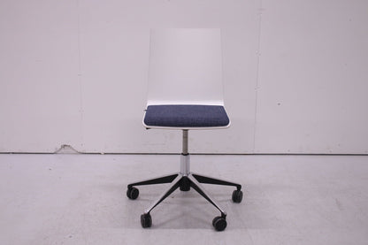 Martela Form - neuvottelutuoli pyörillä - Suomen Kalustekeskus