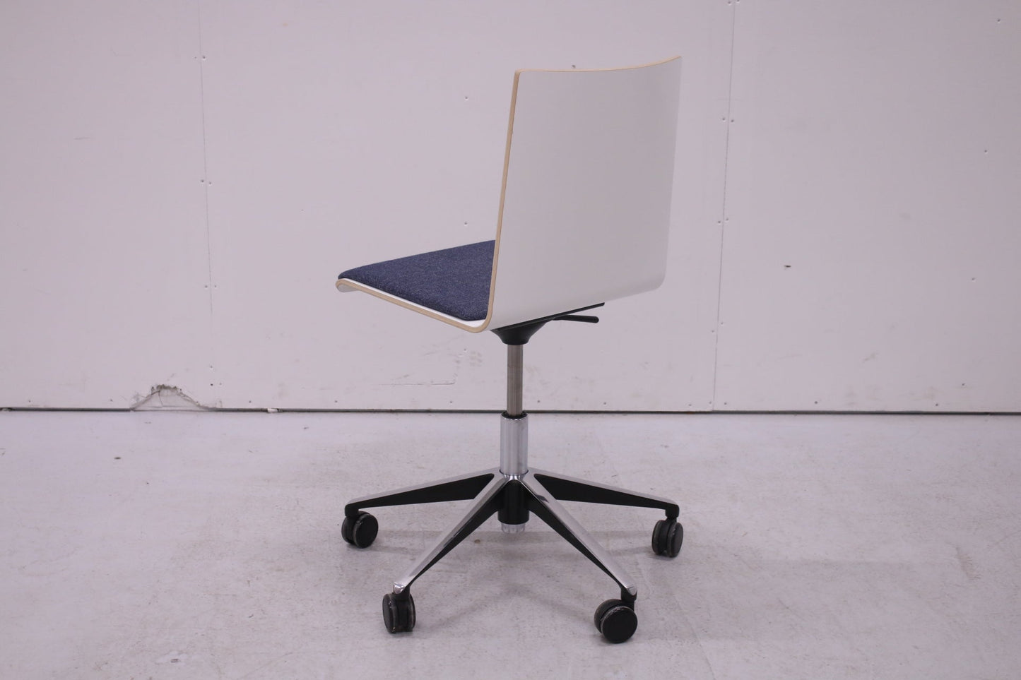 Martela Form - neuvottelutuoli pyörillä - Suomen Kalustekeskus