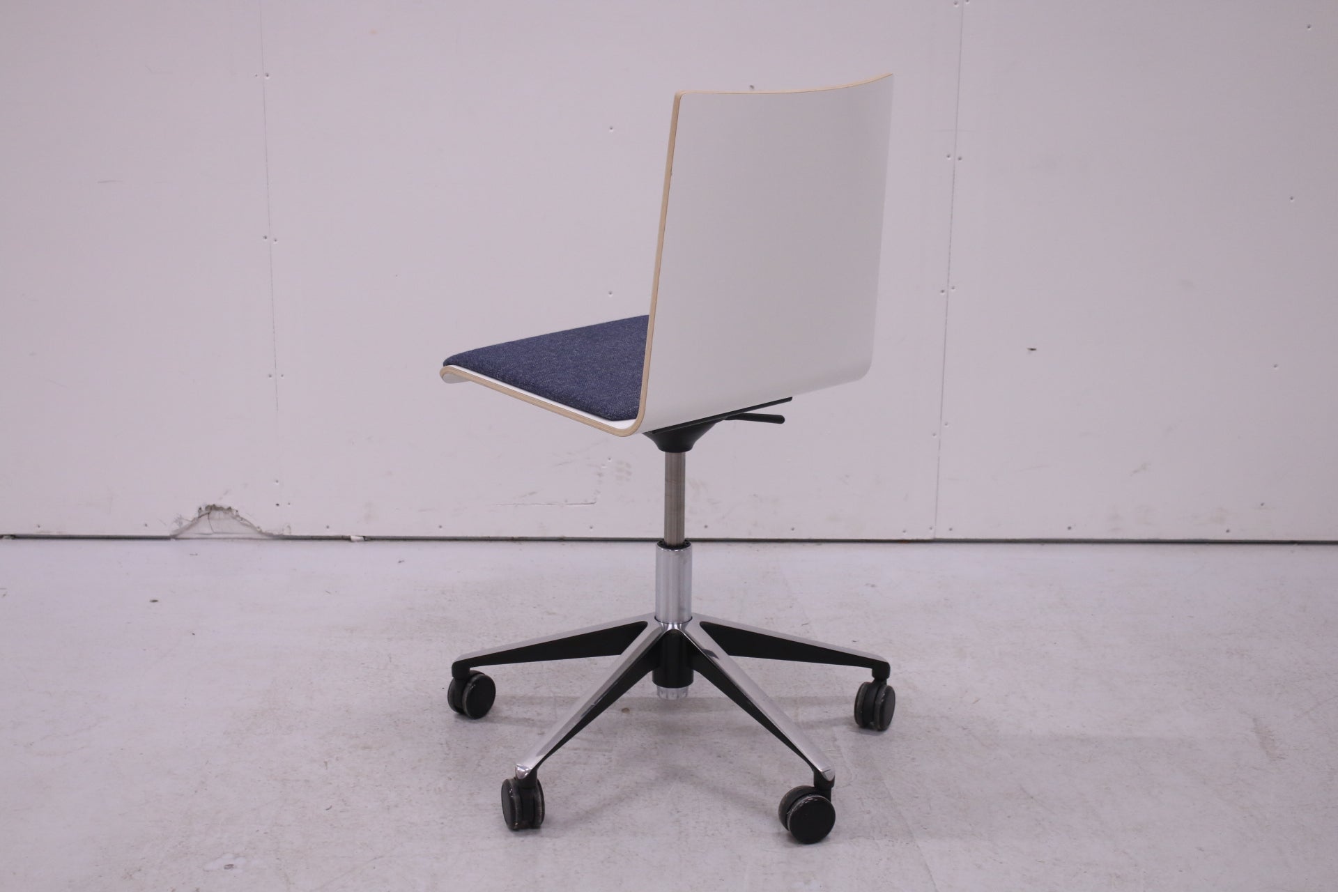 Martela Form - neuvottelutuoli pyörillä - Suomen Kalustekeskus