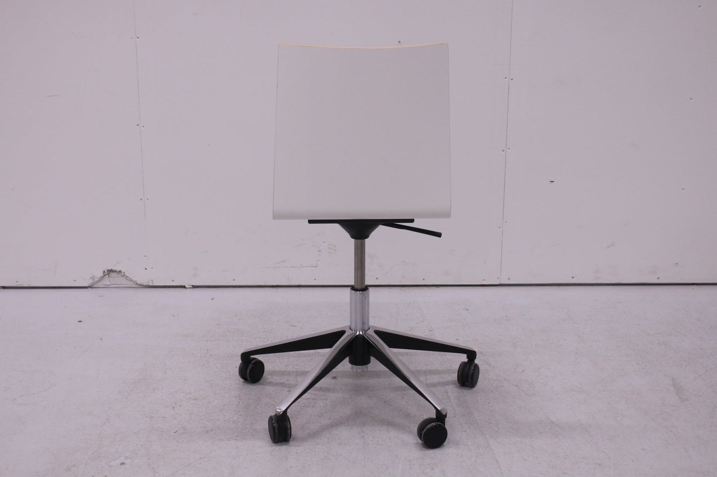 Martela Form - neuvottelutuoli pyörillä - Suomen Kalustekeskus