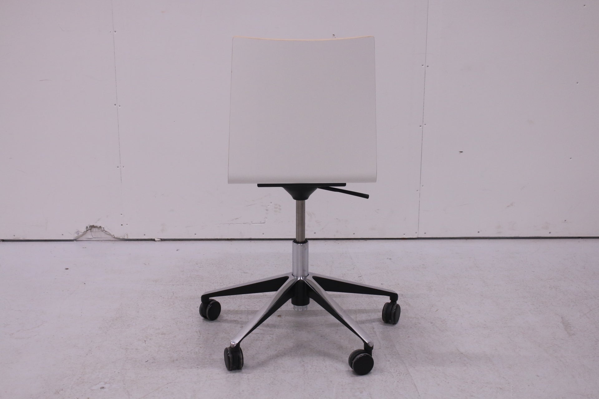 Martela Form - neuvottelutuoli pyörillä - Suomen Kalustekeskus