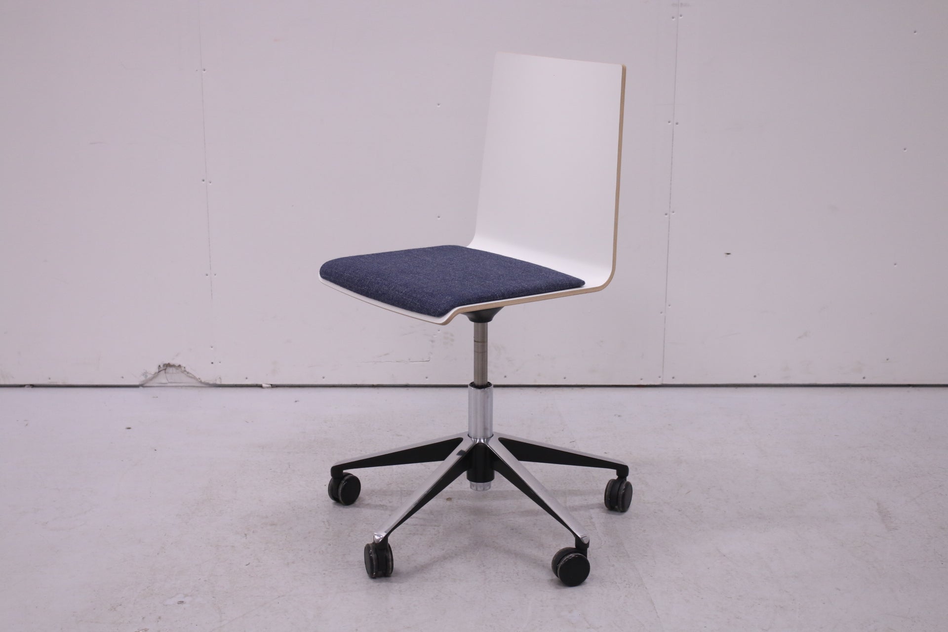 Martela Form - neuvottelutuoli pyörillä - Suomen Kalustekeskus