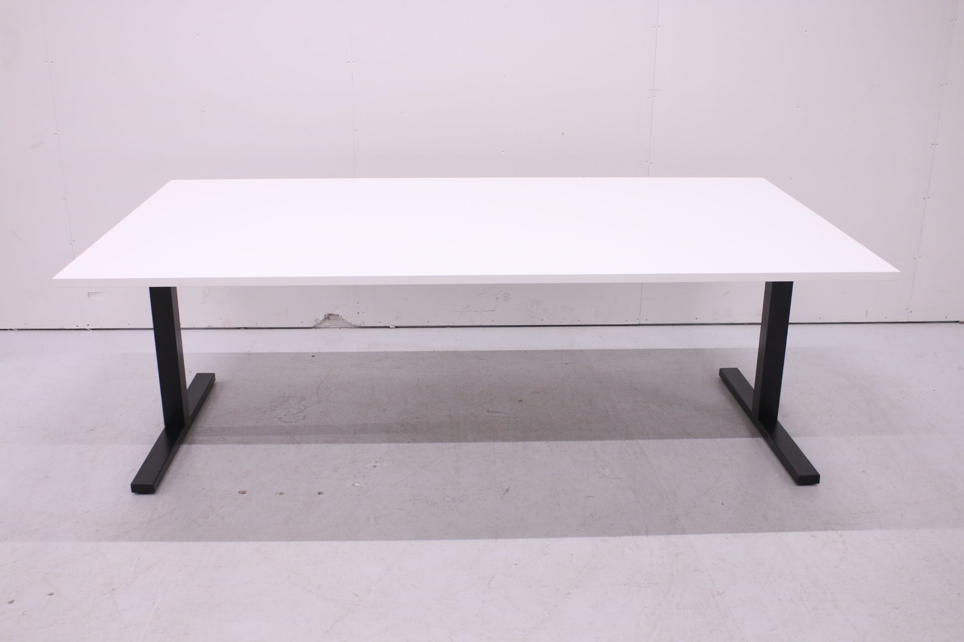 Martela Frankie - neuvottelupöytä uudella valkoisella kannella 220x120 - Suomen Kalustekeskus