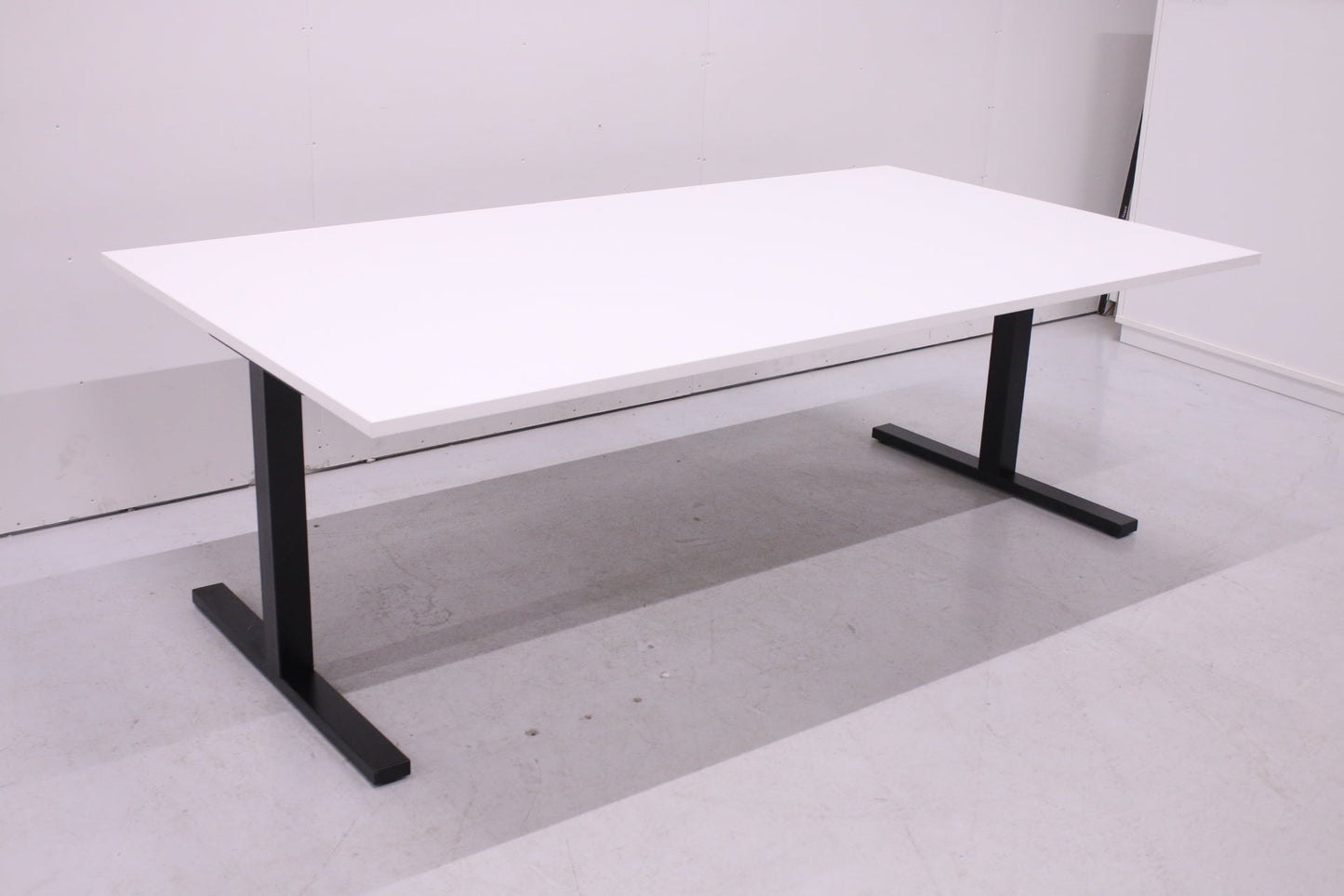 Martela Frankie - neuvottelupöytä uudella valkoisella kannella 220x120 - Suomen Kalustekeskus