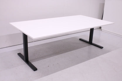 Martela Frankie - neuvottelupöytä uudella valkoisella kannella 220x120 - Suomen Kalustekeskus