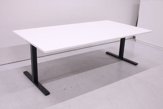 Martela Frankie - neuvottelupöytä uudella valkoisella kannella 220x120 - Suomen Kalustekeskus