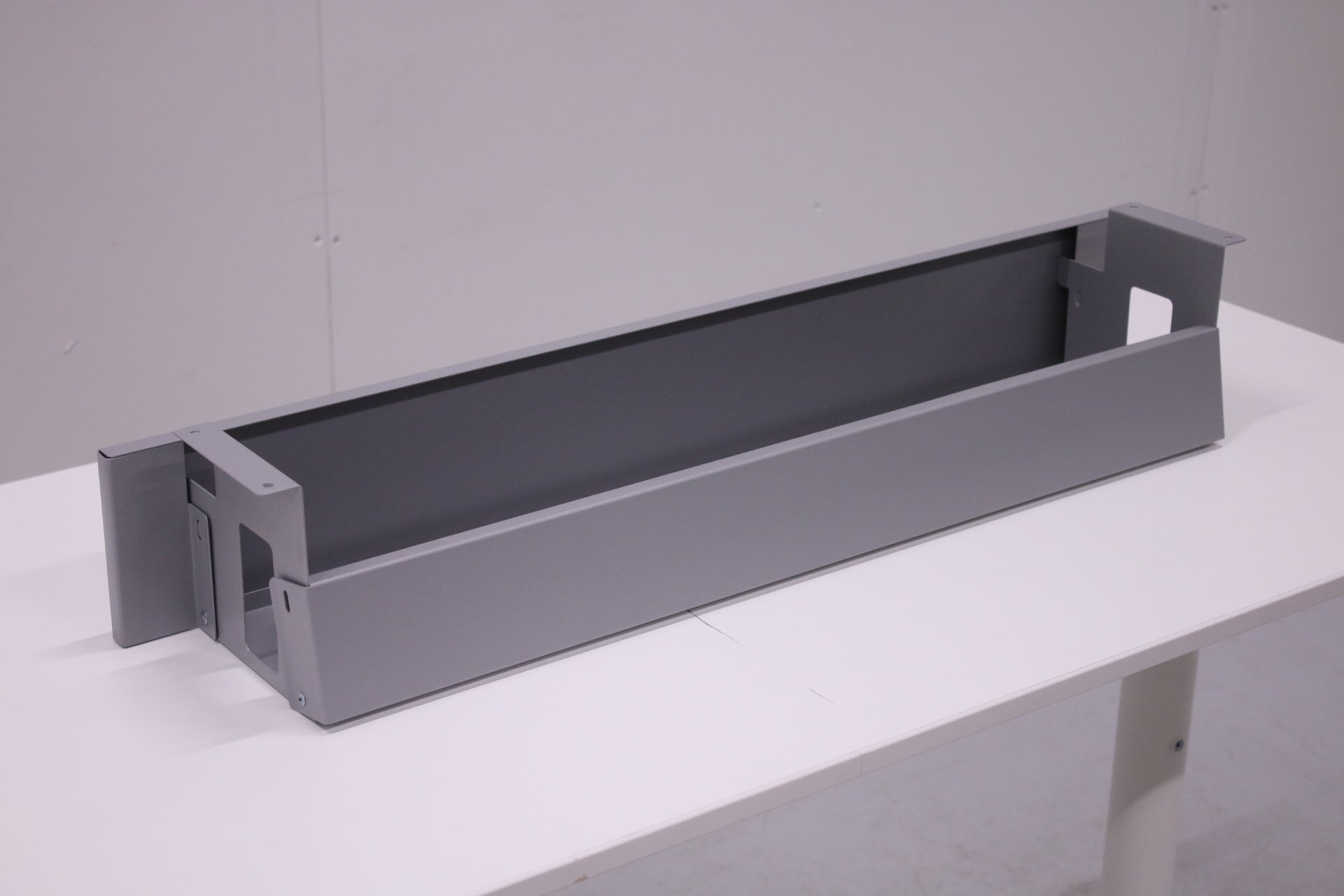 Martela harmaa johtokouru työpöytään - Suomen Kalustekeskus